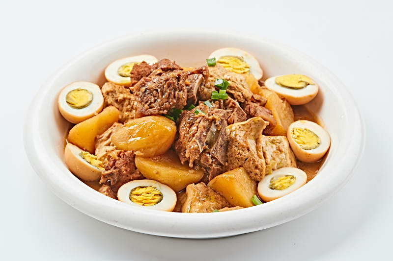 白色瓷盘装的农家土豆烧猪脊骨图片