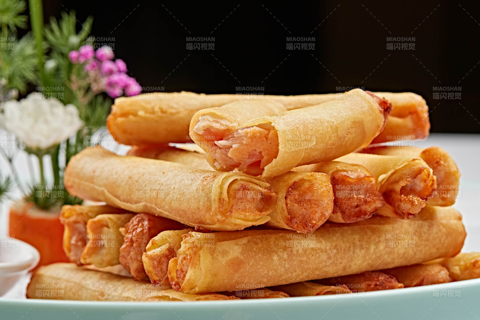 精美瓷盘装的油炸里脊肉春卷图片
