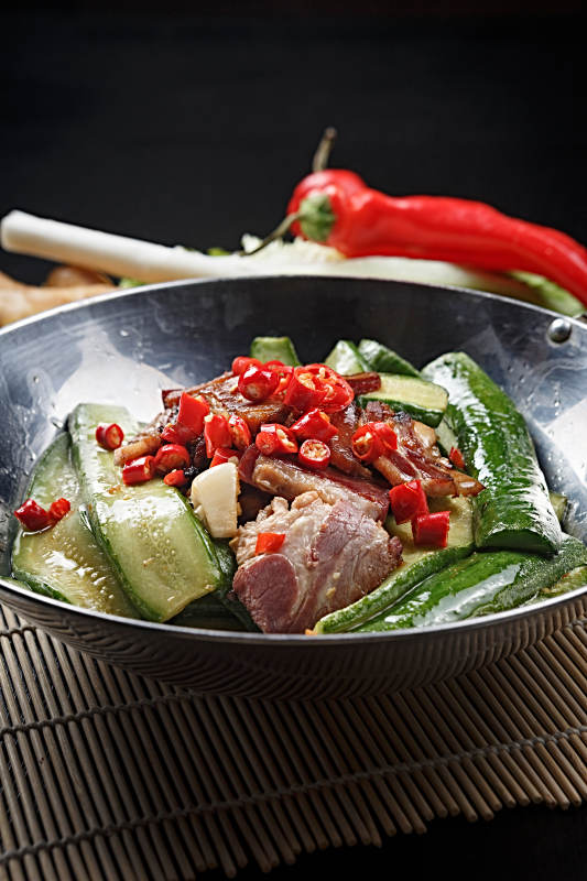 锅仔米椒香辣黄瓜烟熏肉图片