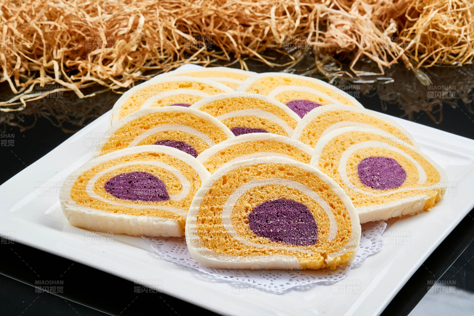 白色瓷盘装的三味三色馍片图片