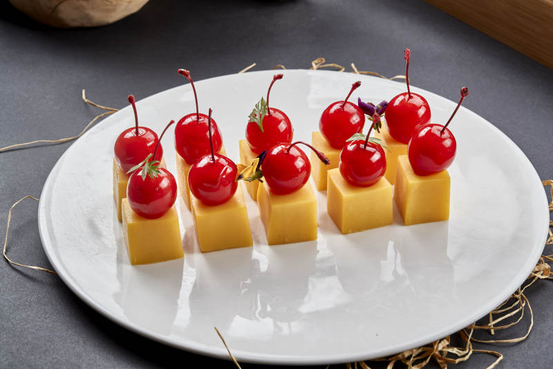 制作精美的凉菜南瓜慕斯配樱桃图片