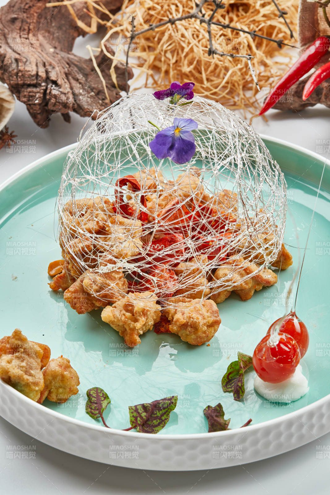 青釉瓷盘装的脆椒咸鲜炸鸡块图片