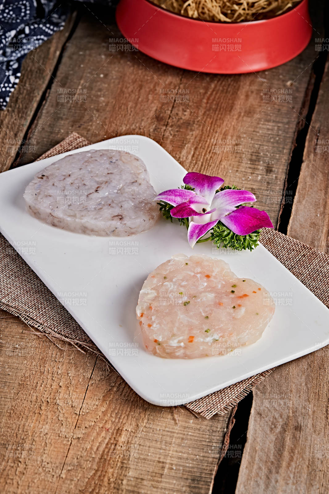 白色瓷盘装的双色鱼虾滑图片