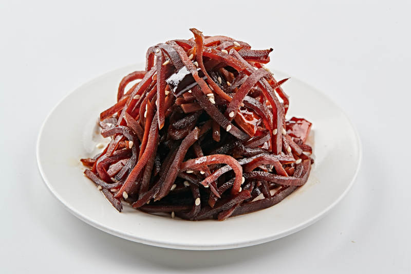 白色瓷盘装的老北京酱咸菜丝图片