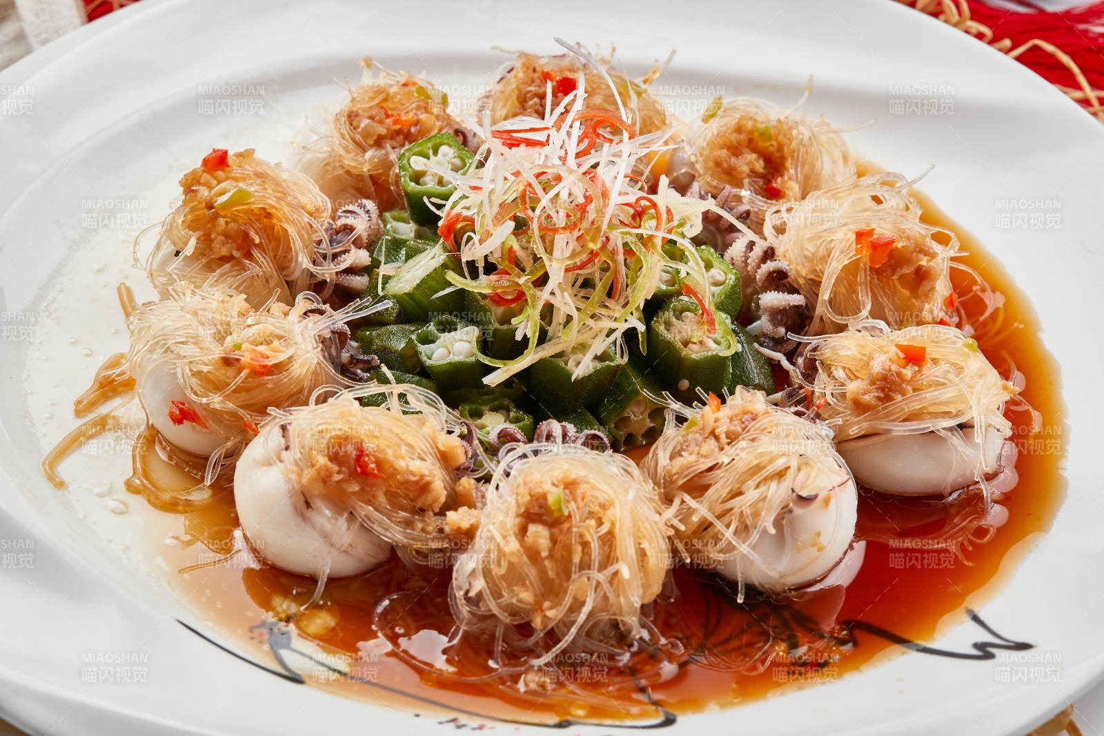 白色瓷盘装的的蒜蓉粉丝蒸籽乌图片