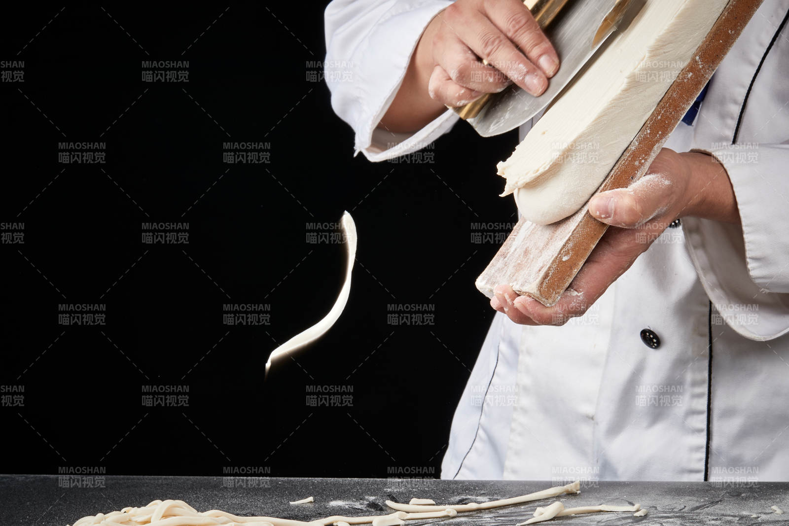 技艺精湛的山西刀削面师在展示刀削面制作图片