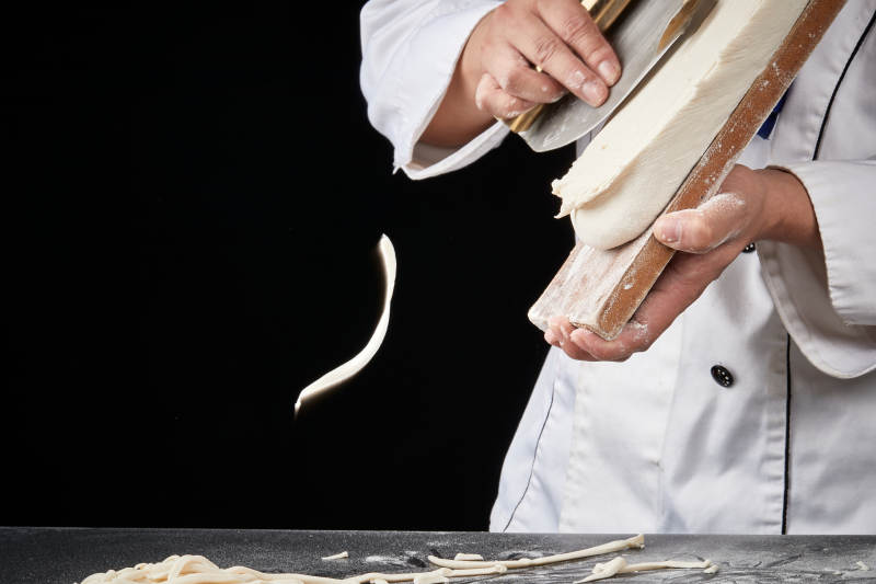 技艺精湛的山西刀削面师在展示刀削面制作图片