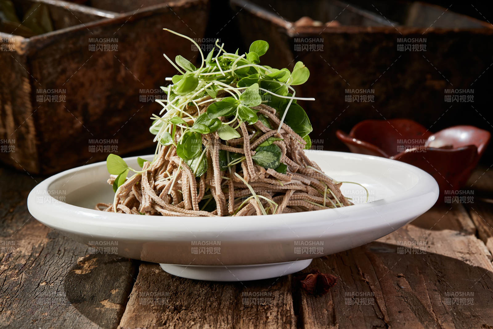 香椿苗凉拌烟熏黑豆腐丝图片