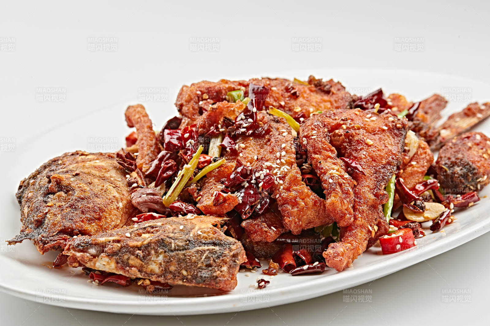 白色瓷盘装的香辣油炸大鲤鱼图片