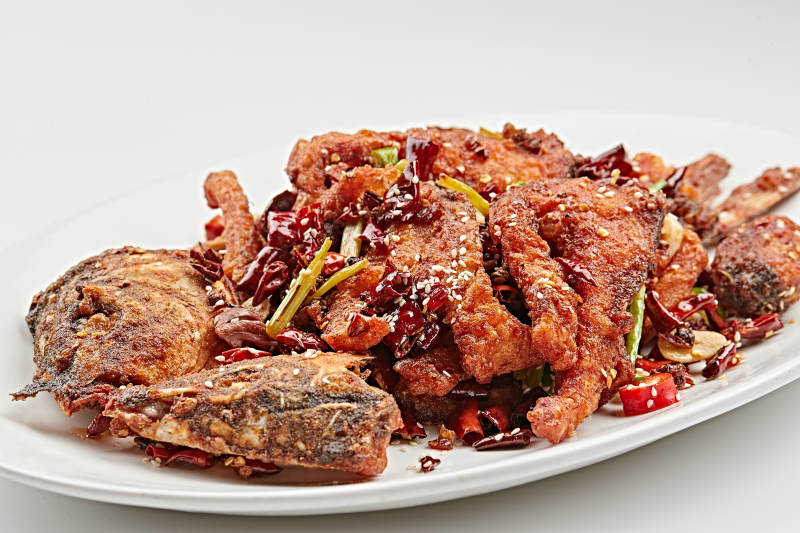 白色瓷盘装的香辣油炸大鲤鱼图片