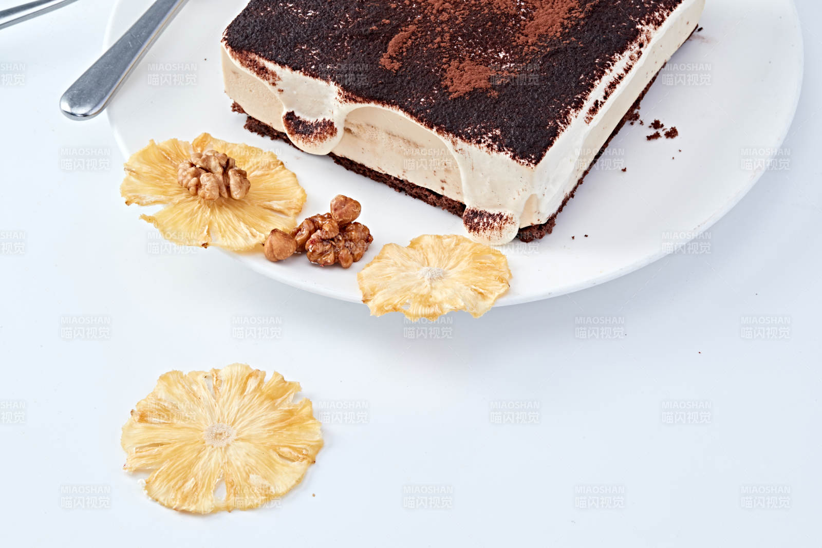 可可粉撒粉鲜奶酪黑森林蛋糕图片