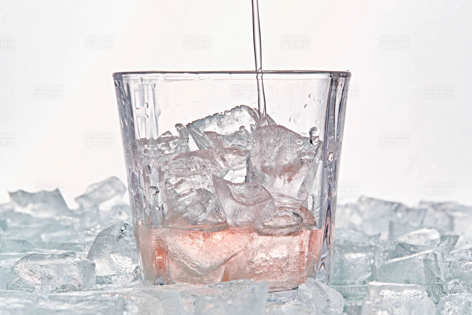 布满冰块的酒杯中的清凉桃子味预调酒图片