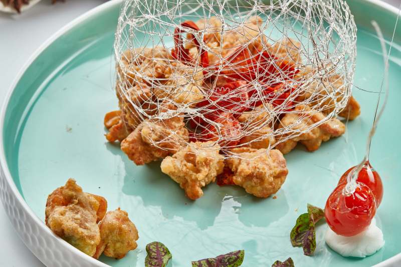 青釉瓷盘装的脆椒咸鲜炸鸡块图片