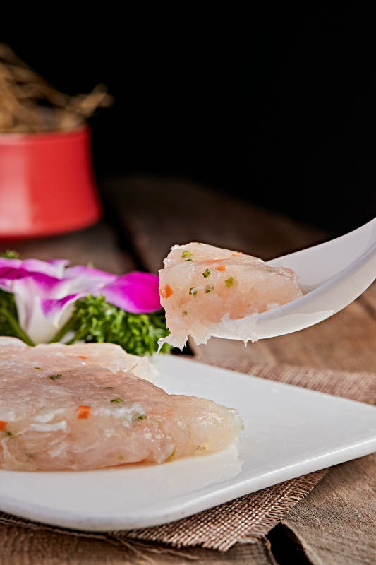 白色瓷盘装的双色鱼虾滑图片