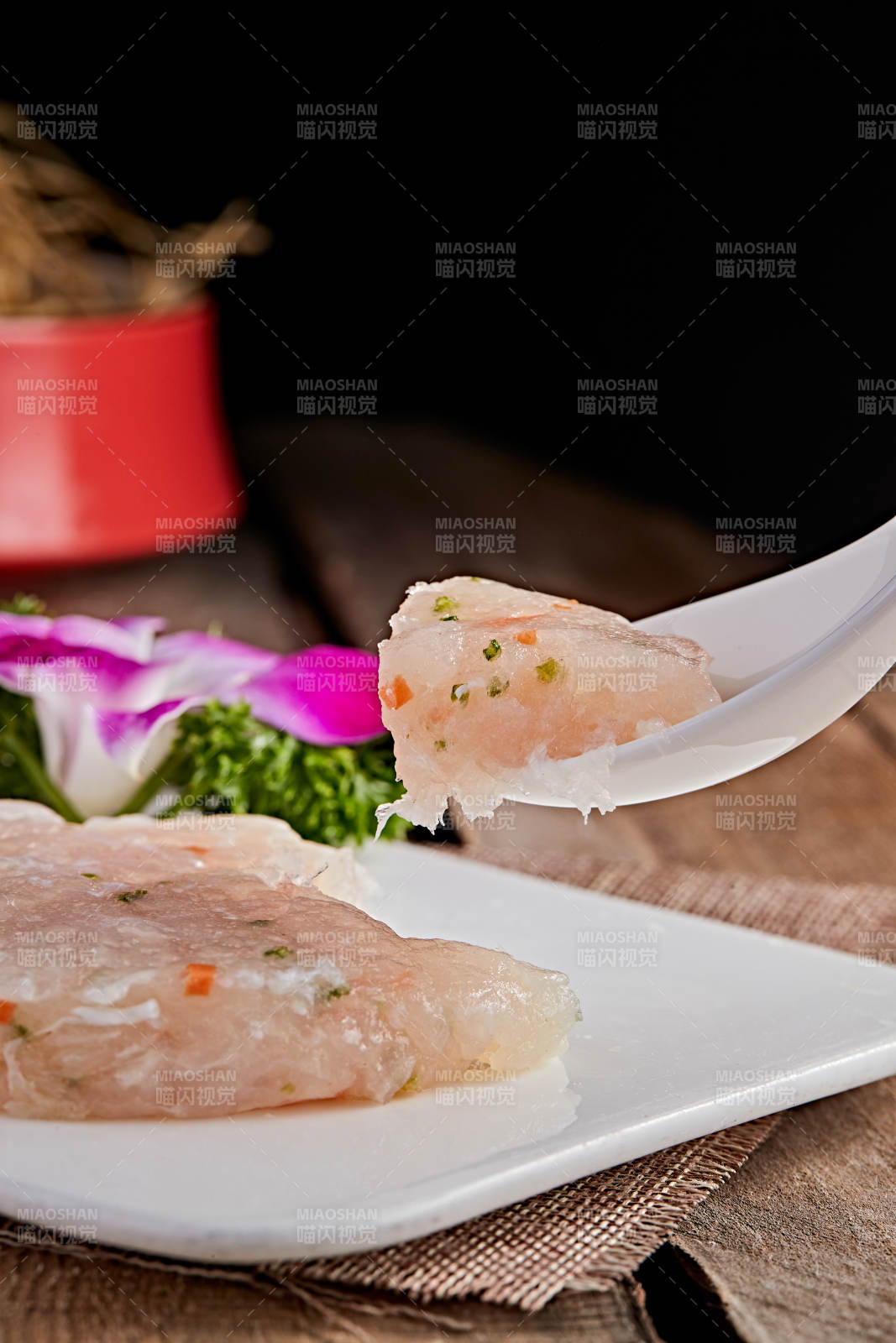 白色瓷盘装的双色鱼虾滑图片