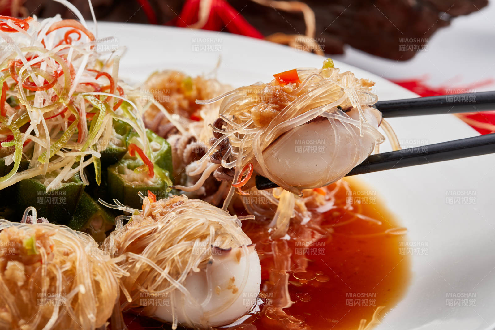 白色瓷盘装的的蒜蓉粉丝蒸籽乌图片