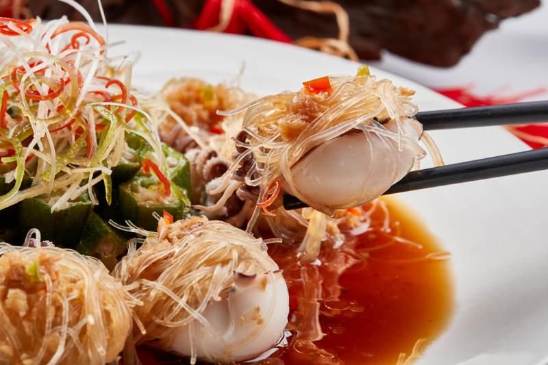 白色瓷盘装的的蒜蓉粉丝蒸籽乌图片