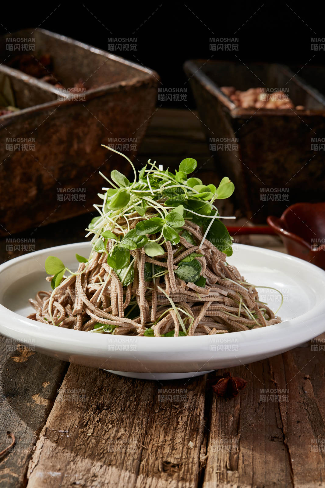 香椿苗凉拌烟熏黑豆腐丝图片