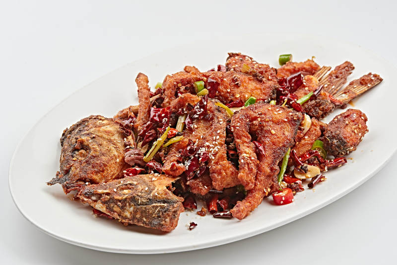 白色瓷盘装的香辣油炸大鲤鱼图片