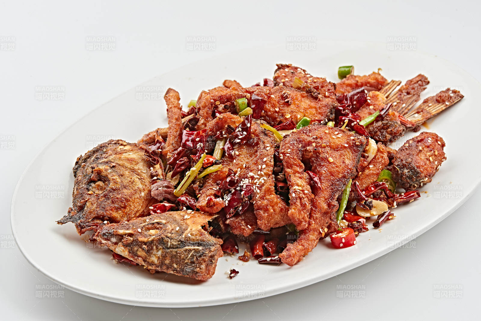 白色瓷盘装的香辣油炸大鲤鱼图片