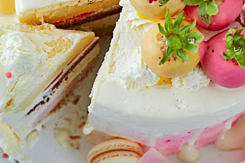 鲜草莓马卡龙法式多层奶夹心油蛋糕图片