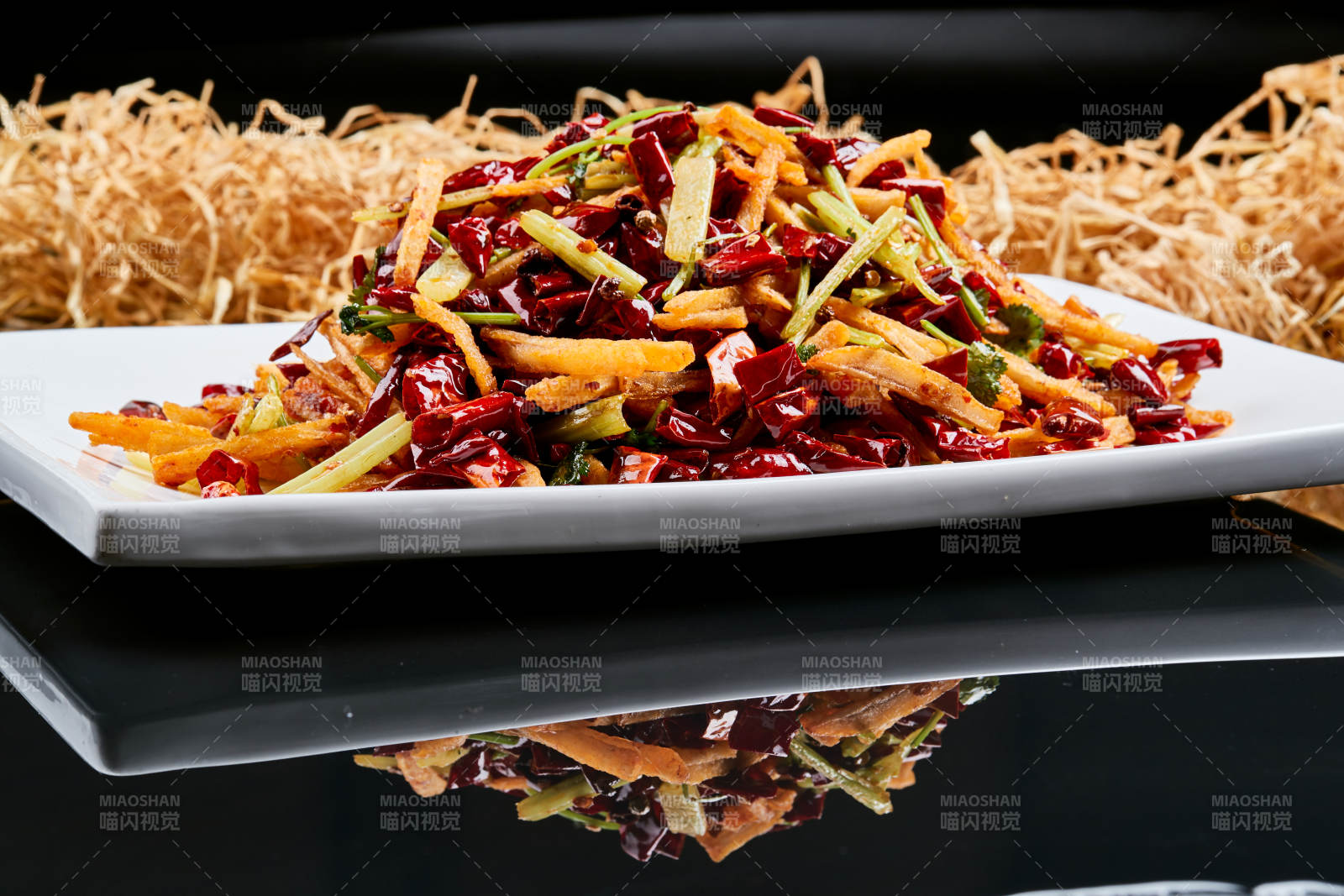 白色瓷盘装的的香辣西芹薯条鱿鱼身图片