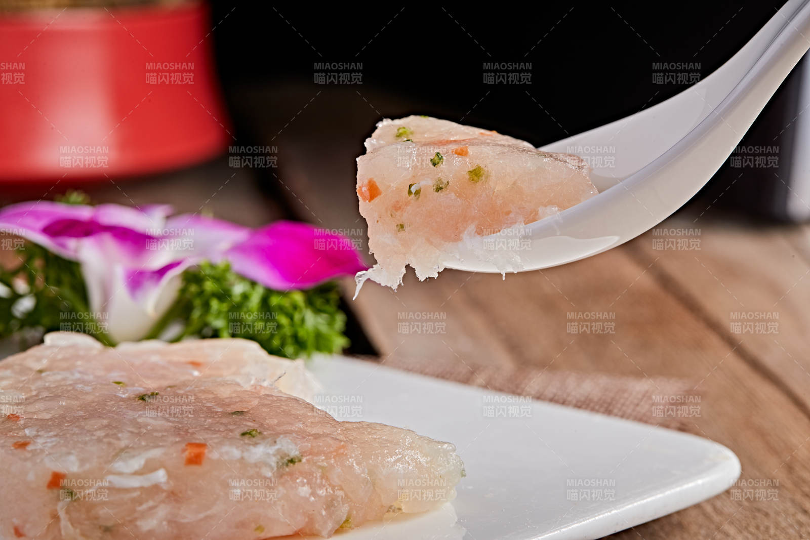 白色瓷盘装的双色鱼虾滑图片