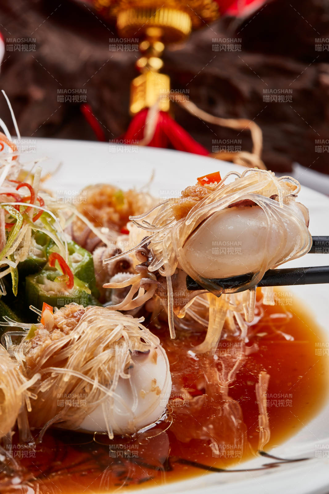 白色瓷盘装的的蒜蓉粉丝蒸籽乌图片