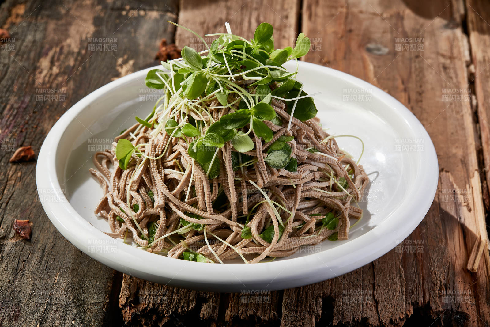 香椿苗凉拌烟熏黑豆腐丝图片