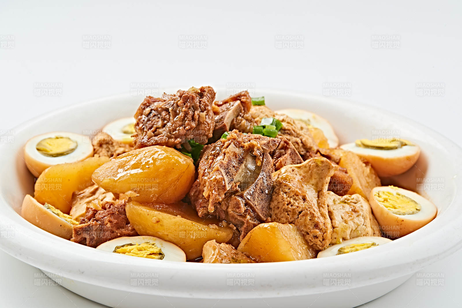 白色瓷盘装的农家土豆烧猪脊骨图片