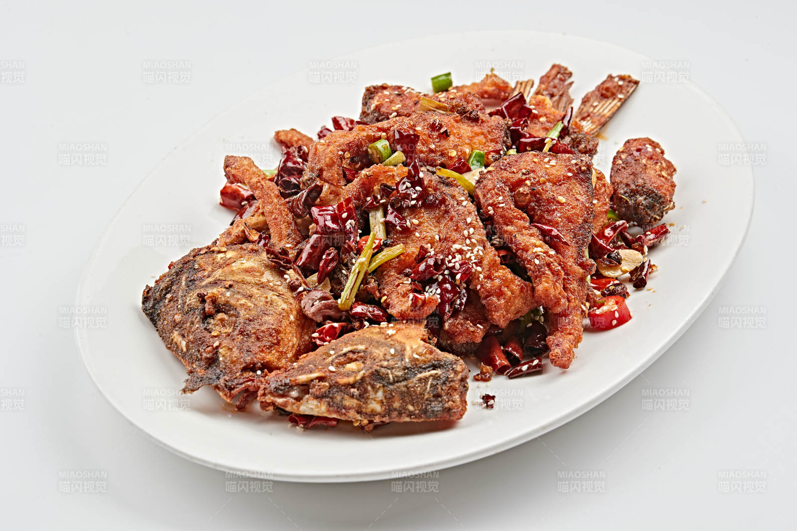 白色瓷盘装的香辣油炸大鲤鱼图片