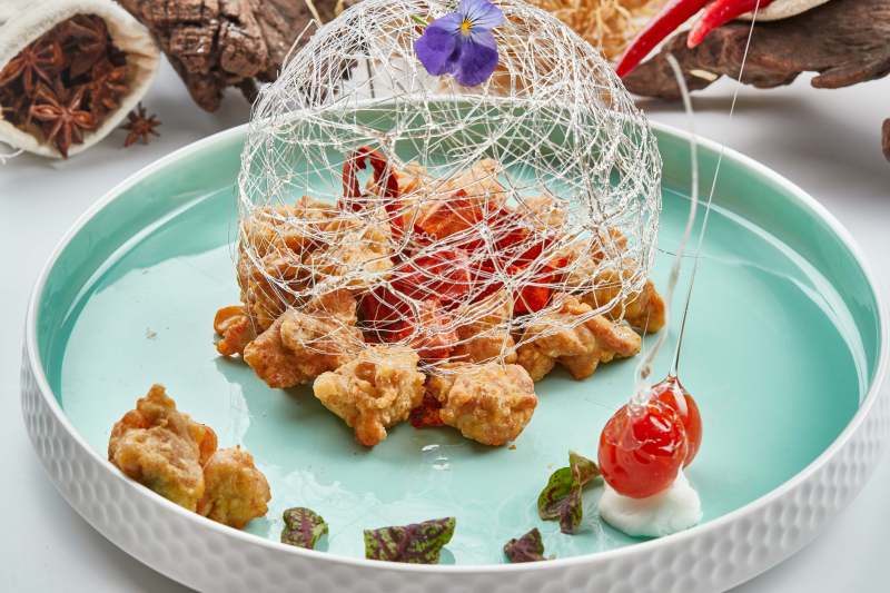 青釉瓷盘装的脆椒咸鲜炸鸡块图片