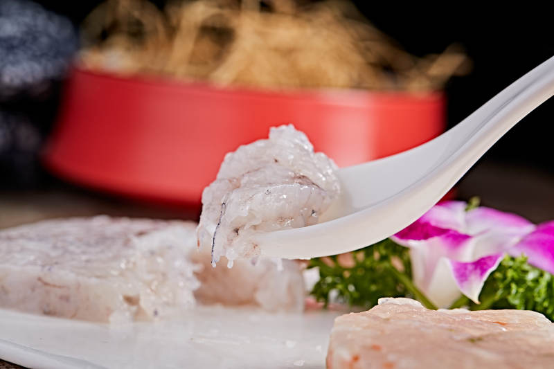 白色瓷盘装的双色鱼虾滑图片