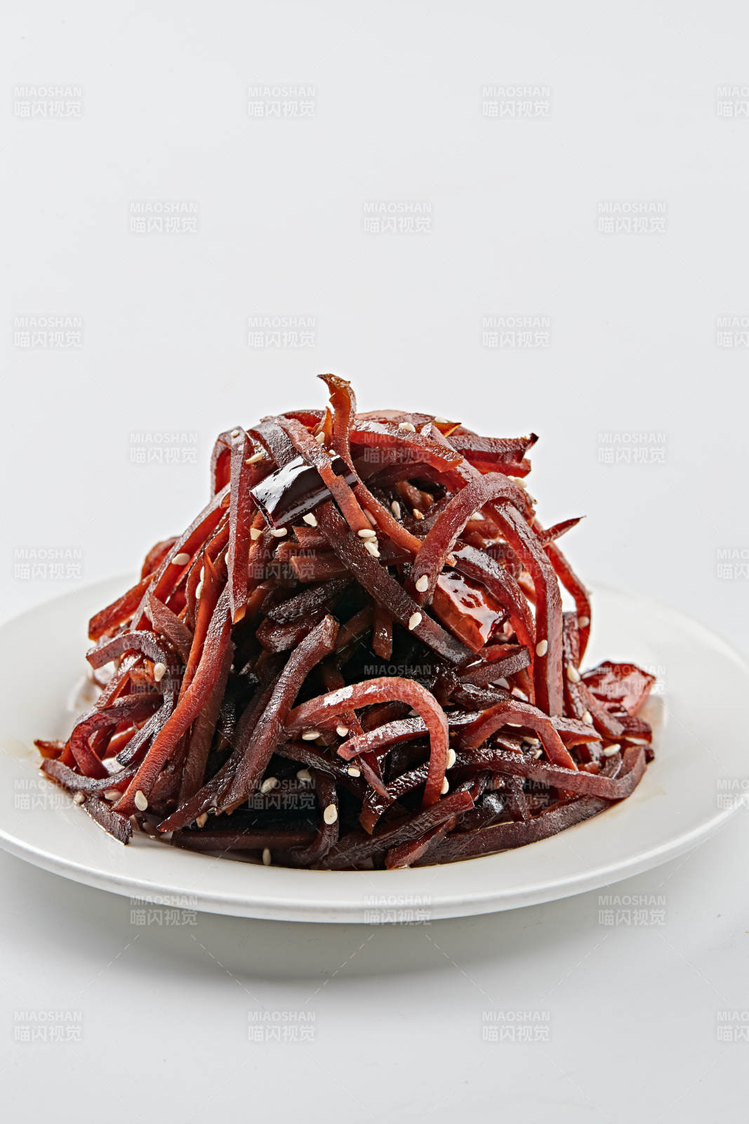 白色瓷盘装的老北京酱咸菜丝图片