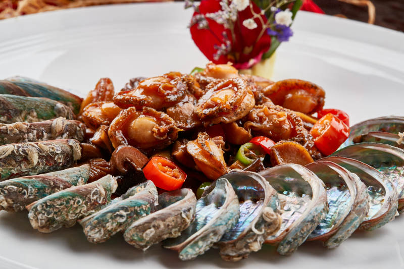 白色瓷盘装的XO酱爆鲜鲍鱼图片