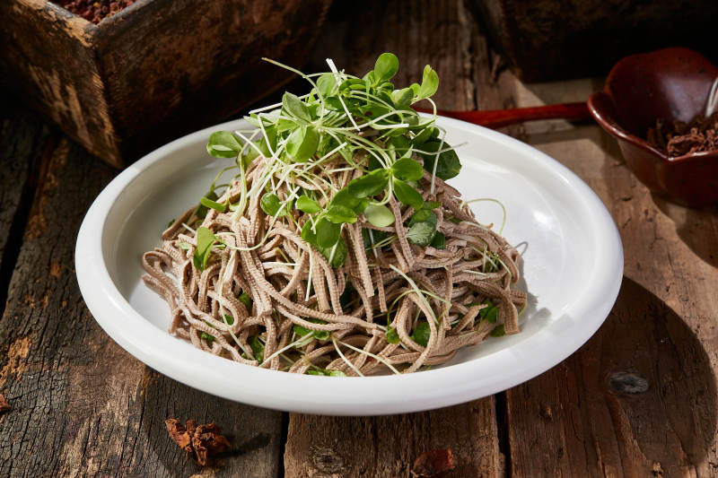 香椿苗凉拌烟熏黑豆腐丝图片