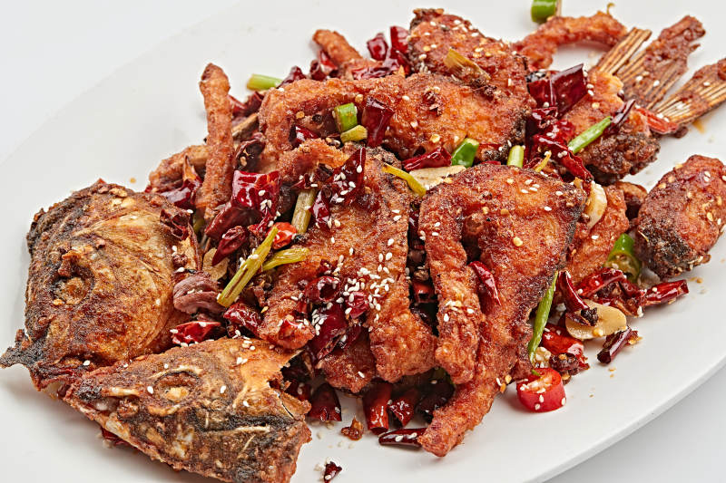 白色瓷盘装的香辣油炸大鲤鱼图片