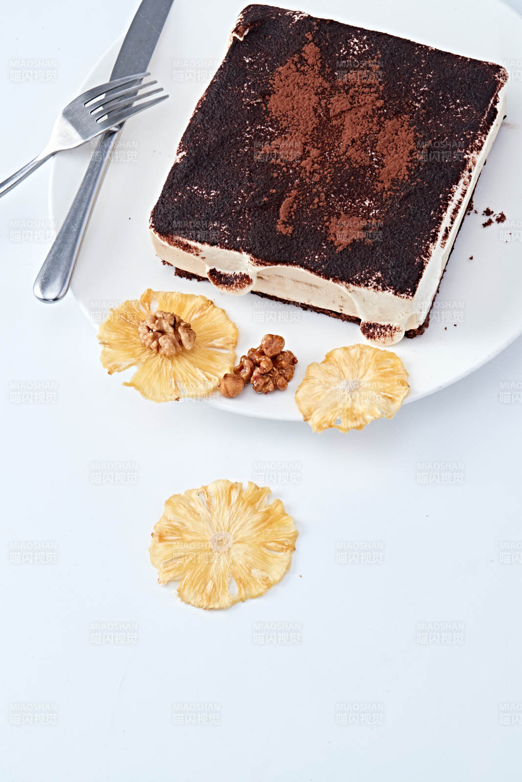 可可粉撒粉鲜奶酪黑森林蛋糕图片