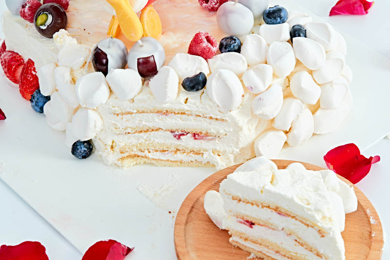 守护者乳脂鲜奶油儿童生日蛋糕图片