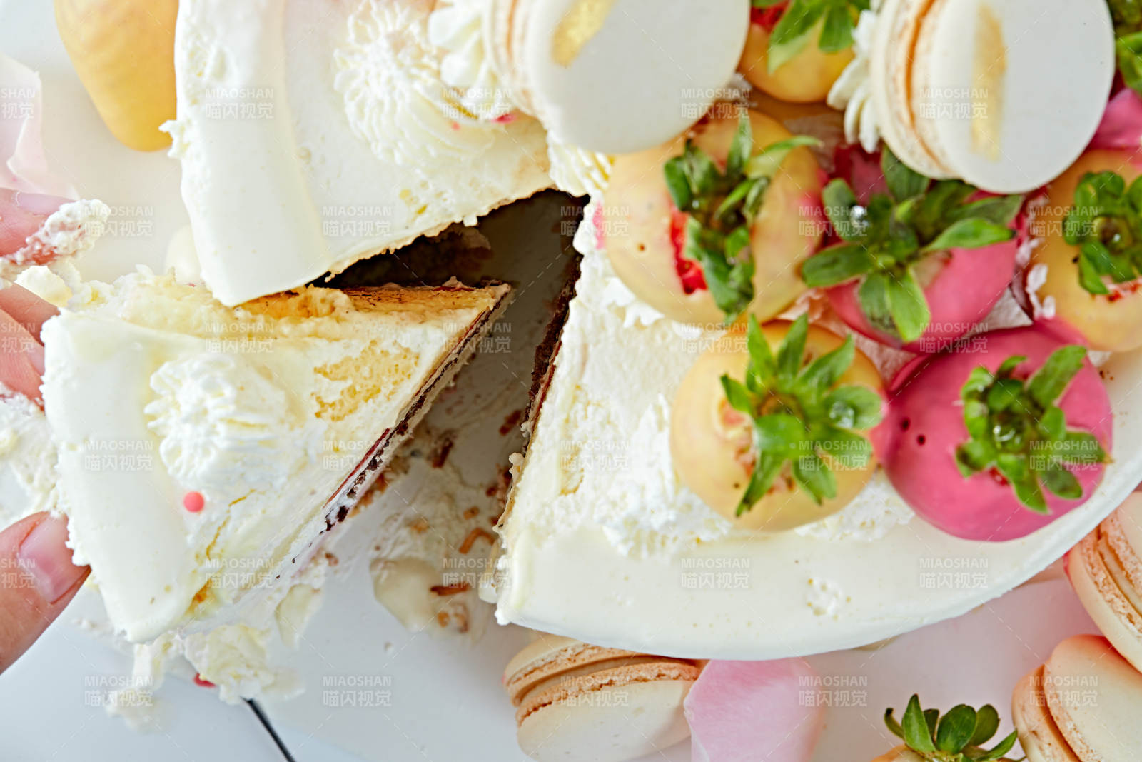 鲜草莓马卡龙法式多层奶夹心油蛋糕图片