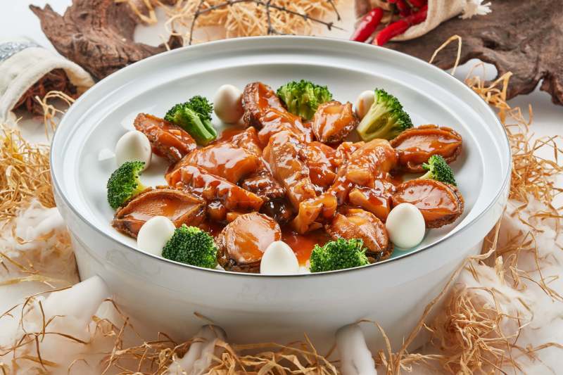 精美餐具装的浇汁鲜鲍鱼烧梅花参图片