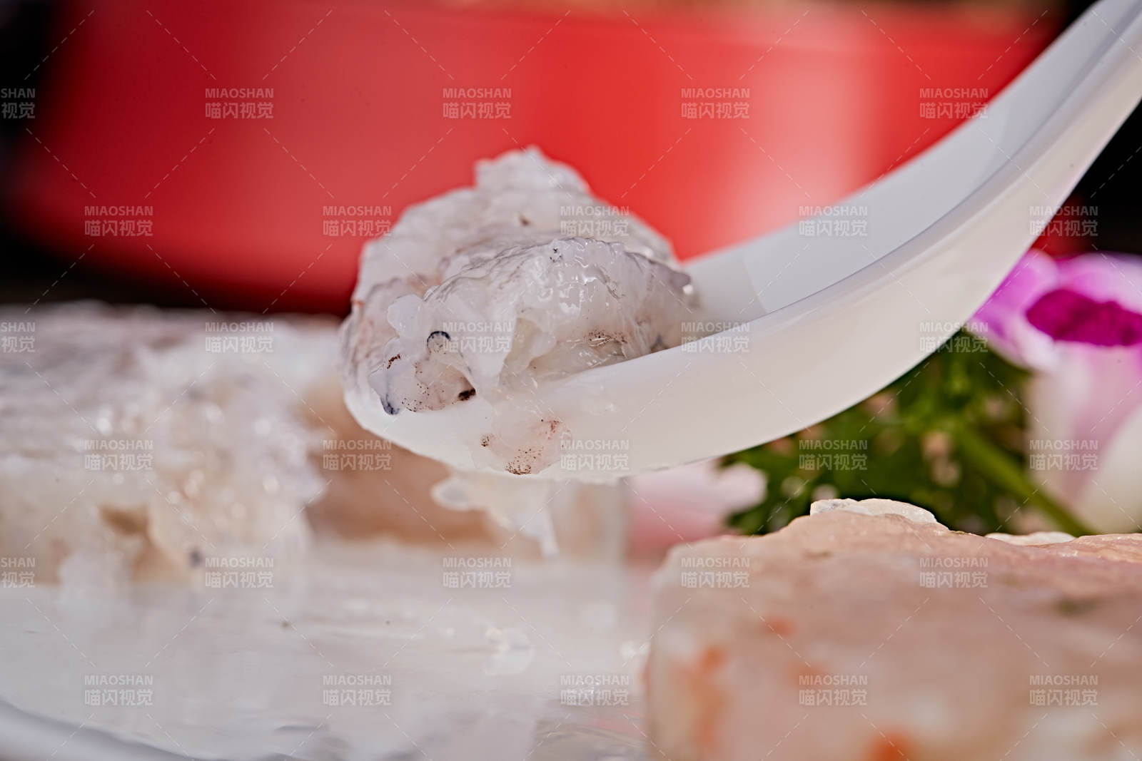 白色瓷盘装的双色鱼虾滑图片