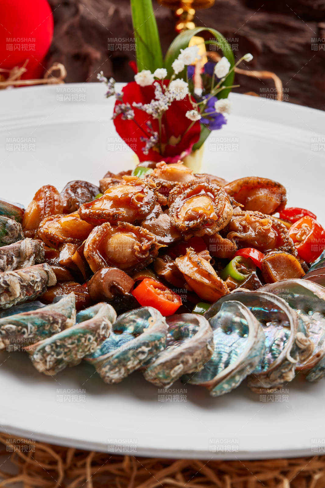 白色瓷盘装的XO酱爆鲜鲍鱼图片