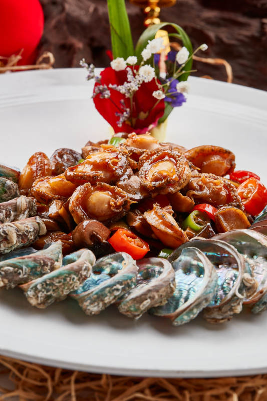 白色瓷盘装的XO酱爆鲜鲍鱼图片