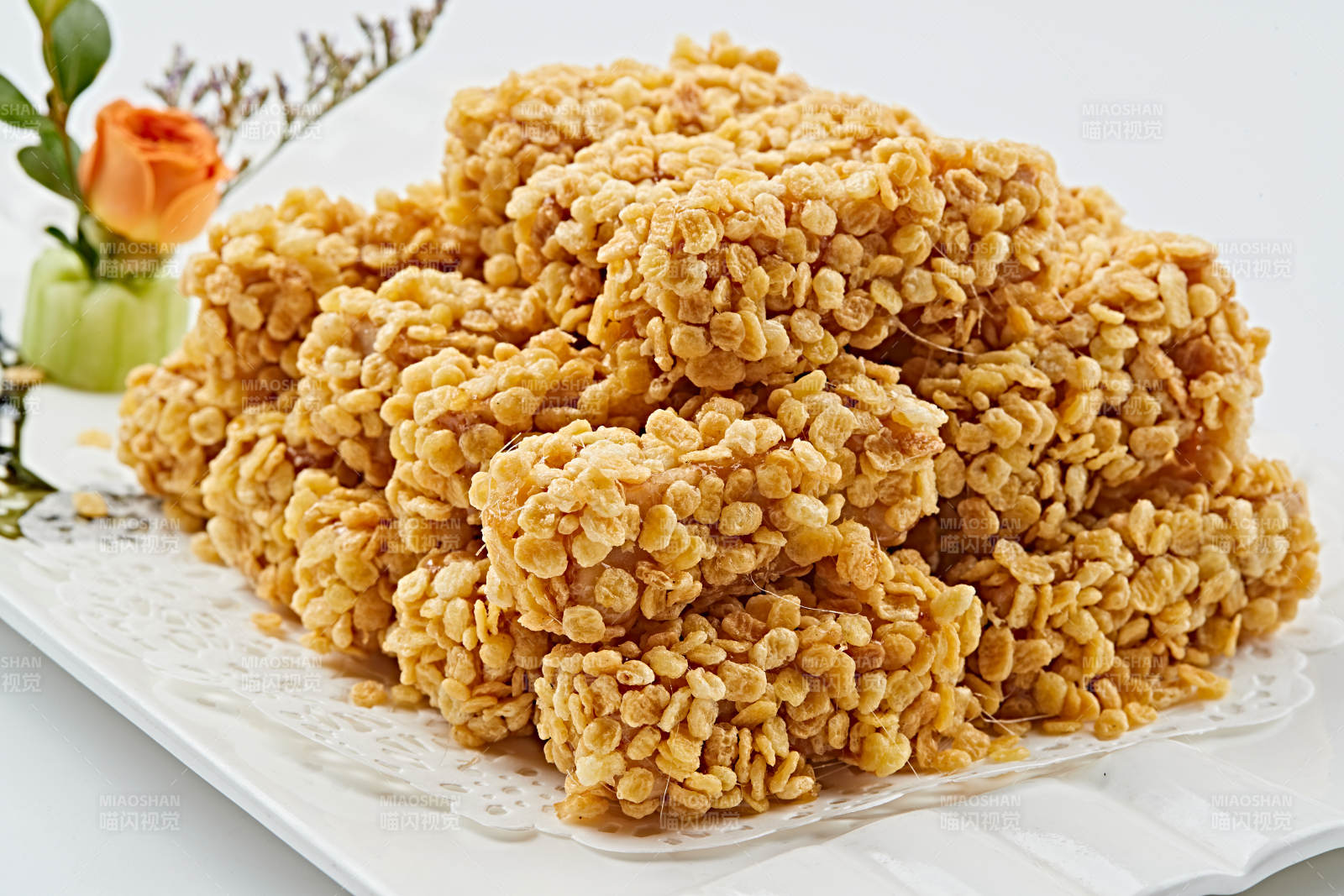 白色瓷盘装的的麦香油炸红薯条图片