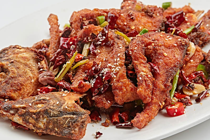 白色瓷盘装的香辣油炸大鲤鱼图片