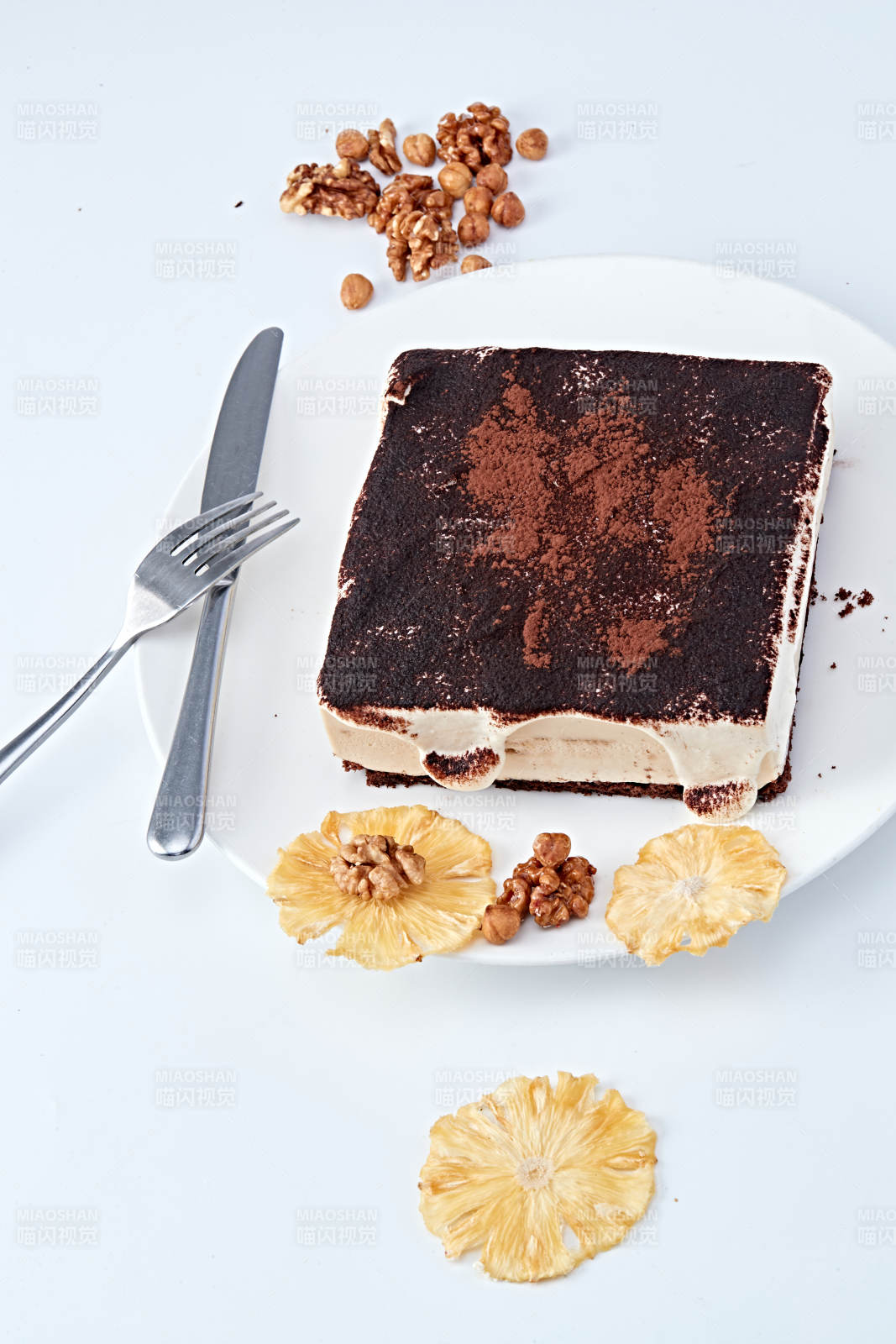 可可粉撒粉鲜奶酪黑森林蛋糕图片