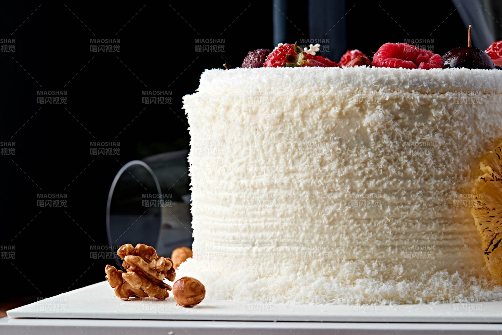 鲜水果椰蓉雪花生日蛋糕图片