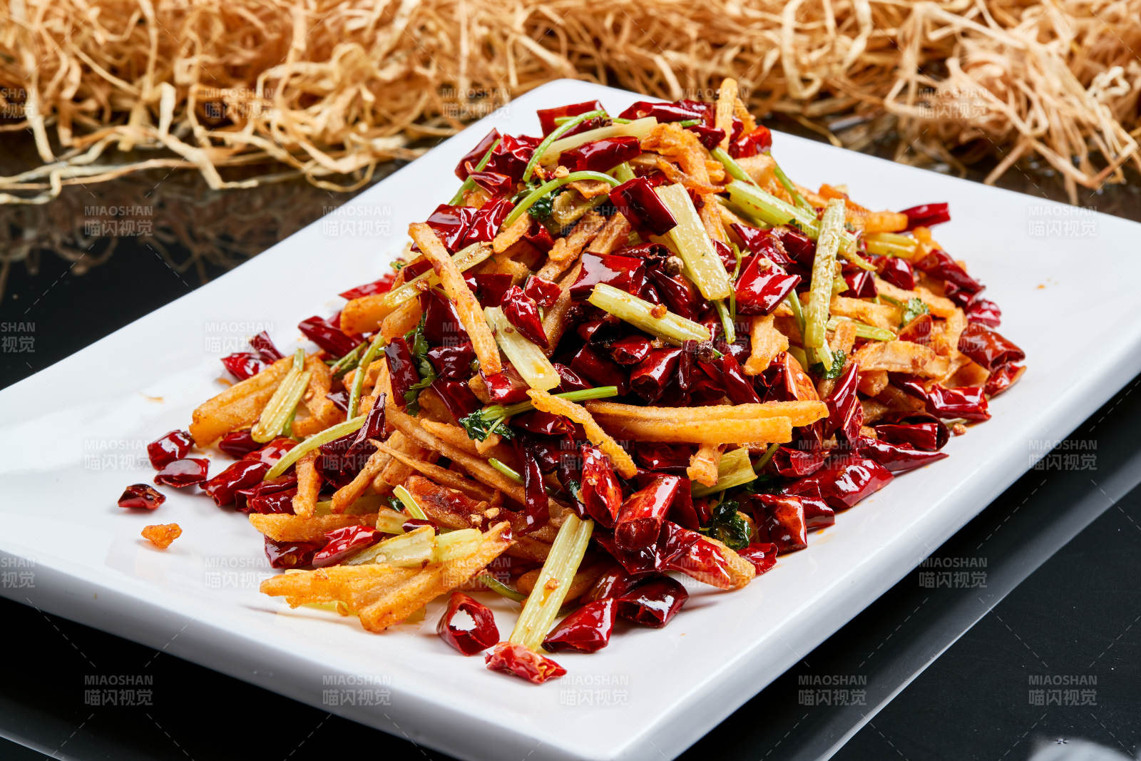 白色瓷盘装的的香辣西芹薯条鱿鱼身图片