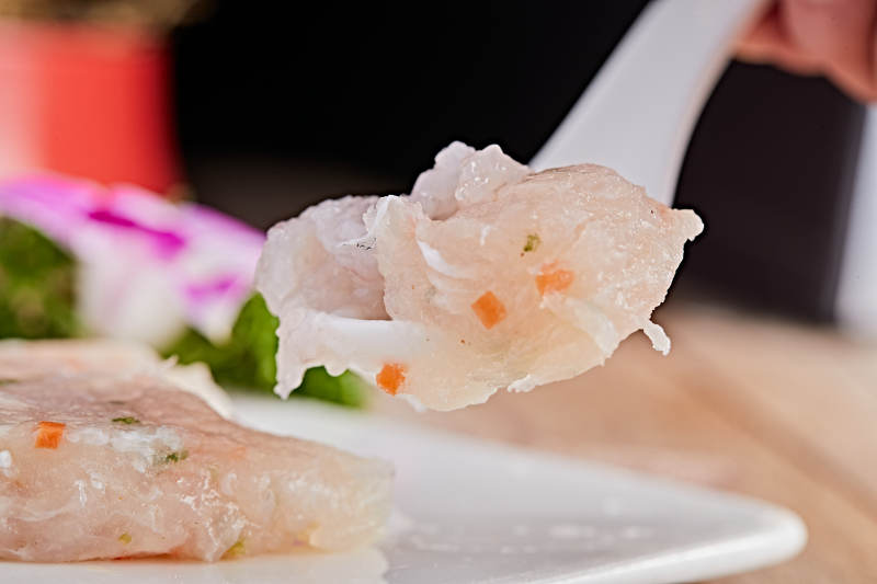 白色瓷盘装的双色鱼虾滑图片